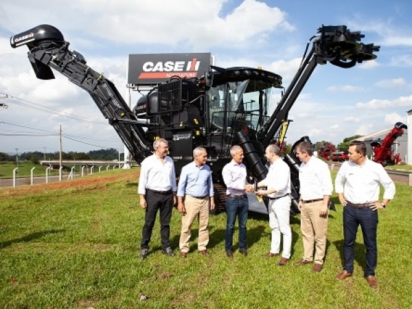 Case IH entrega ao Grupo São Martinho a colhedora John Pearce Signature. Foto: Divulgação