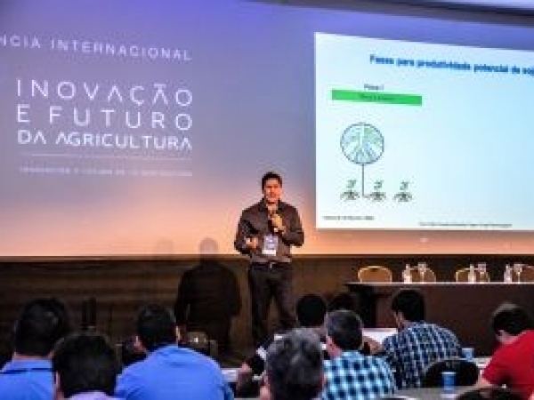 Palestrante da 5ª Conferência Internacional Santa Clara, Evandro Binotto Fagan, destaca aspectos do manejo fisiológicos para melhoria da produtividade agrícola. Foto: Wilson Carrilho
