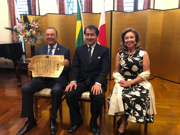 Maurílio Biagi Filho e a esposa Vera de Amorim Biagi ao lado do chanceler japonês. Foto: Divulgação