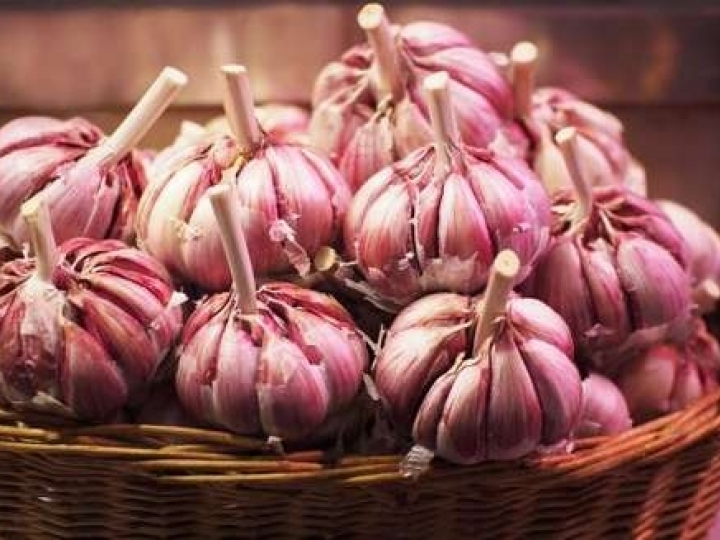 Portaria prorroga o direito ao antidumping para importações de alhos da China