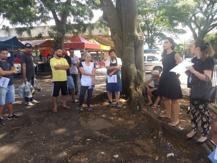 Feirantes são orientados a comercializar alimentos seguros e saudáveis