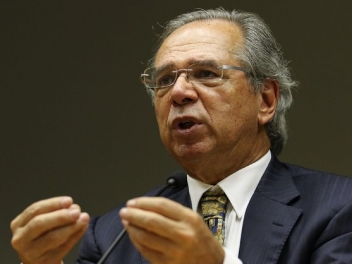 Não vão faltar recursos para a saúde nem para a economia, diz Paulo Guedes