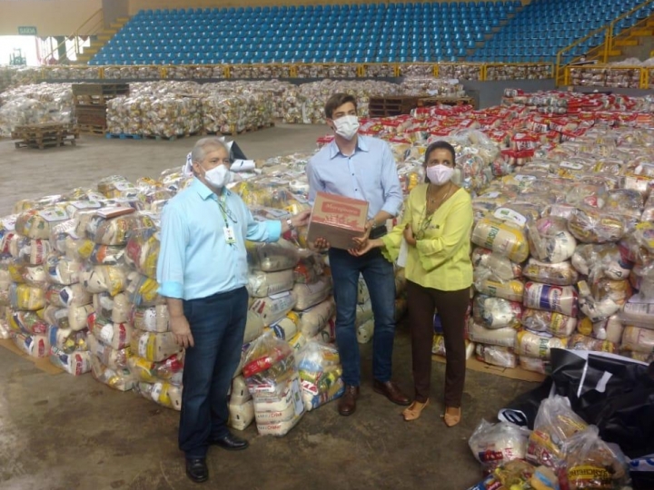 Indústria de laticínios doa 20 mil litros de leite para OVG