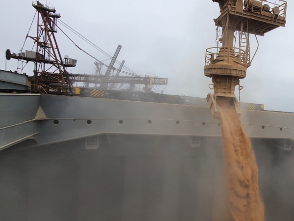 O E.R Bayonne carrega 104,2 mil toneladas de farelo de soja, um novo marco de carregamento em uma embarcação. Eficiência e agilidade do porto permitem embarques cada vez mais volumosos. - Foto: Nájia Furlan/Portos do Paraná