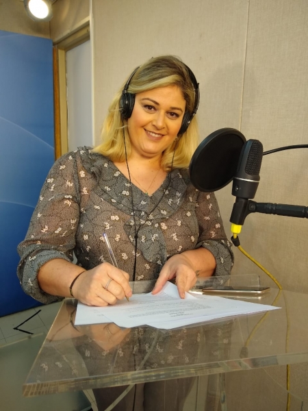 Angela Ruiz, produtora e apresentadora do AgroTalk, da rádio Climatempo Divulgação CNMA e YAMI