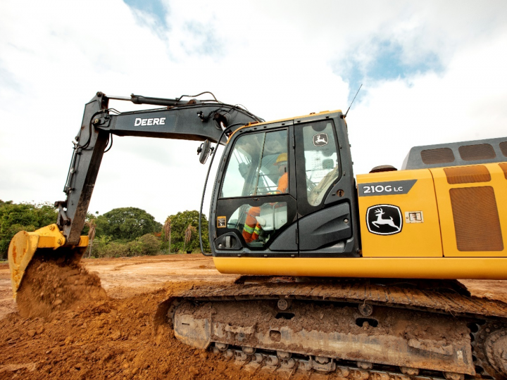 John Deere aprimora eficiência e disponibilidade das escavadeiras hidráulicas 