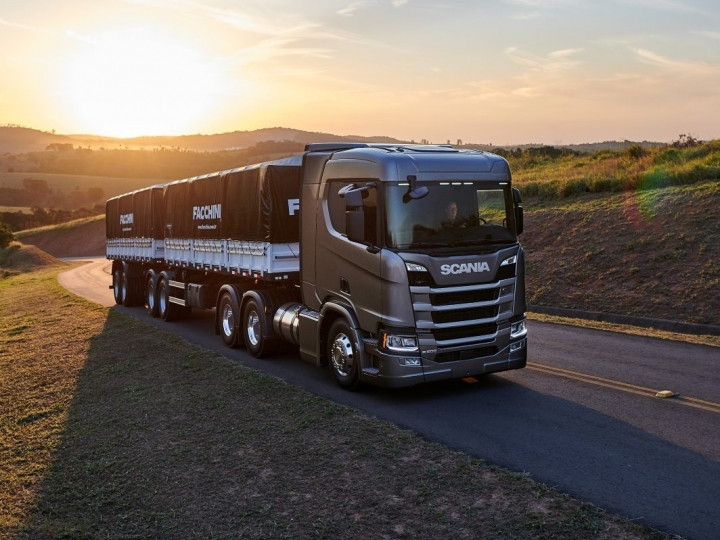 Scania lança acelerador inteligente e caminhões chegam a 20% de economia de combustível