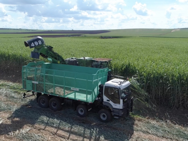 Primeira locação de frota de caminhões semi-autônomos para transporte de cana-de-açúcar