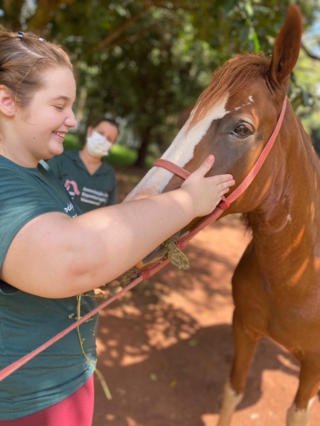 Stefanie é autista e praticante de equoterapia. Foto: Divulgação