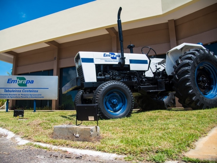 Restaurado, trator histórico compõe entrada da Embrapa em Aracaju