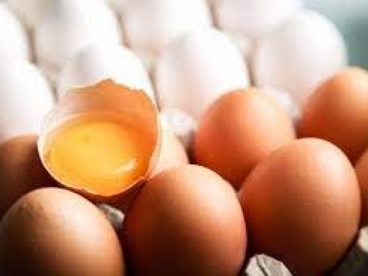 Um único ovo tem mais de 50 nutrientes valiosos  para a saúde