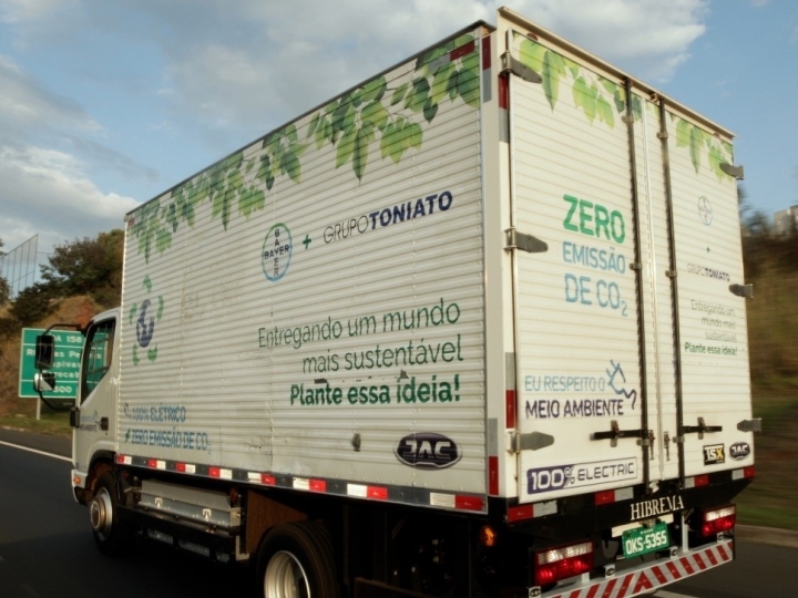 Divisão agrícola da Bayer começa a substituir caminhões tradicionais por modelos sustentáveis 