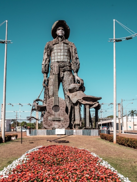 Famoso Monumento ao Peão com 27 metros de altura está localizado na entrada do Parque do Peão em Barretos. Foto: Mateus Rios