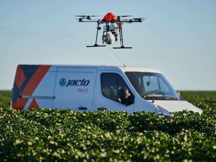 Koppert e Jacto anunciam parceria para liberação de biodenfesivos macrobiológicos via drones em grãos e fibras 