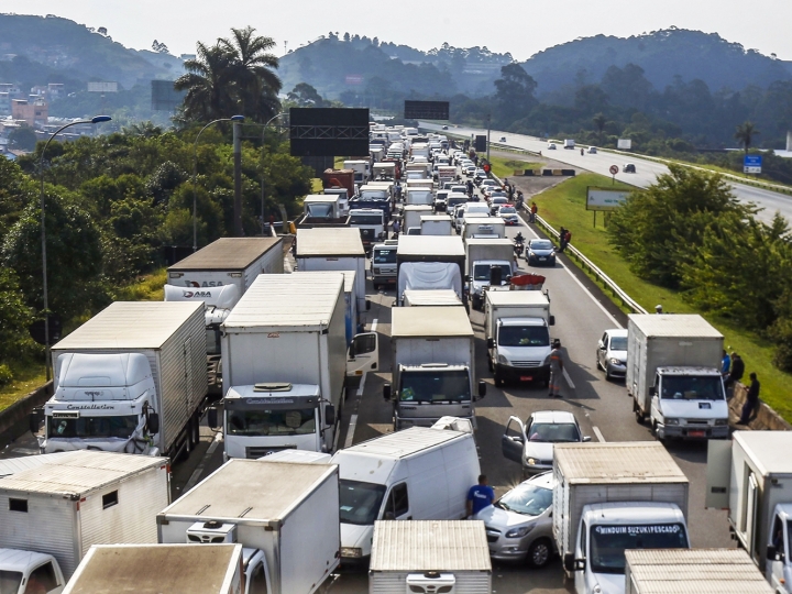 Pesquisa da FreteBras revela que 63% dos caminhoneiros apoiam as paralisações do transporte rodoviário de cargas 