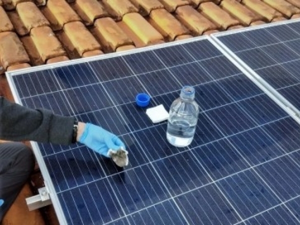 Bactérias e levedura tolerantes a radiação solar, escassez hídrica e variações de temperatura foram encontradas sobre placas fotovoltaicas no interior paulista. Segundo pesquisadores da UFSCar, algumas delas podem ser usadas para desenvolver pigmentos e b