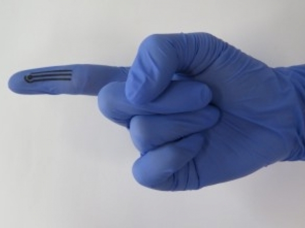 Com sensores nas pontas dos dedos, dispositivo permite verificar a presença de substâncias tóxicas em frutas e verduras. Técnica não requer preparo prévio das amostras e não gera resíduos (foto: Nathalia Gomes/USP)