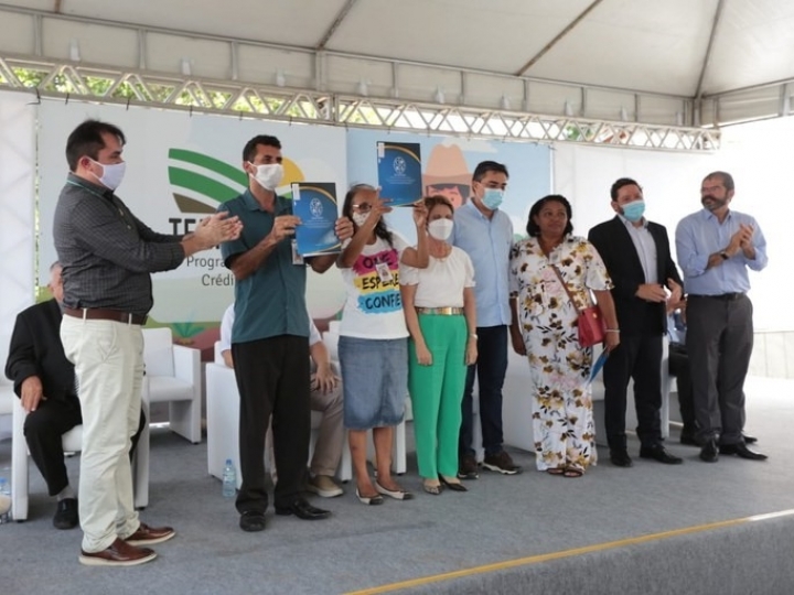 Agricultores familiares da Fazenda Uruanan recebem escrituras de imóvel rural