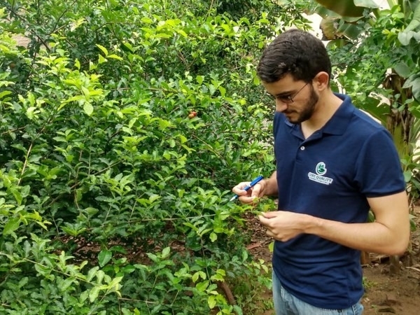 O engenheiro agrônomo Wíctor Rodrigues participou do programa AgroResidência e foi contratado por uma empresa que presta serviços de assessoria e consultoria com foco na regulamentação orgânica, no Ceará.  Foto: Divulgação