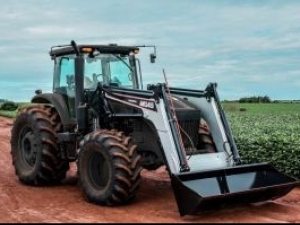 O novo produto de carregador frontal da Marispan, o M145 atende tratores de 190 a 240CV de potência com carga máxima de 2 mil quilos. Foto: Divulgação