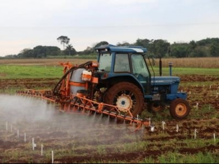 Processo regulatório e análise de risco ambiental de agrotóxicos no Brasil