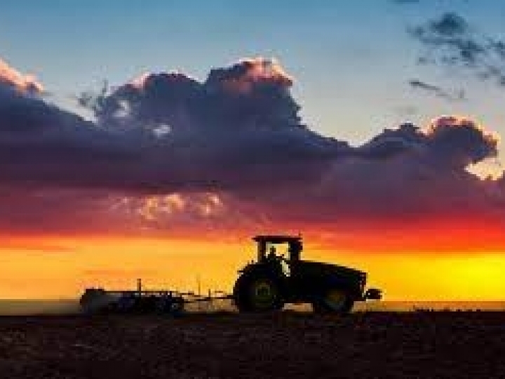 Produtor rural com trator ou máquina sem registro poderá ser multado