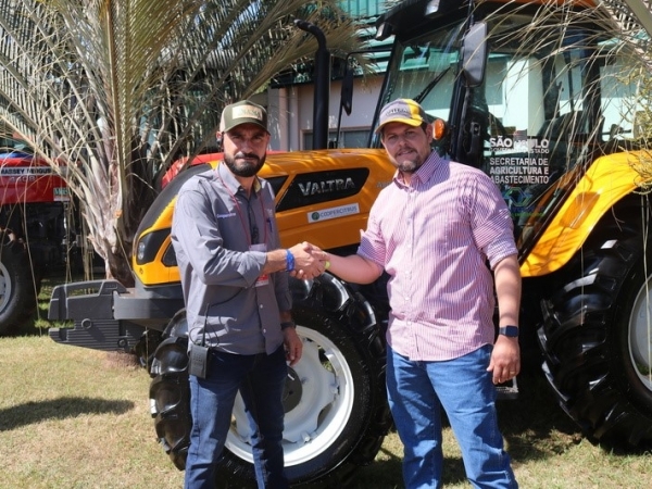 Paulo Cícero Diana, produtor de leite de Ibitinga, SP; recebeu as chaves do novo trator das mãos do governador de São Paulo, Rodrigo Garcia.   Foto: Divulgação