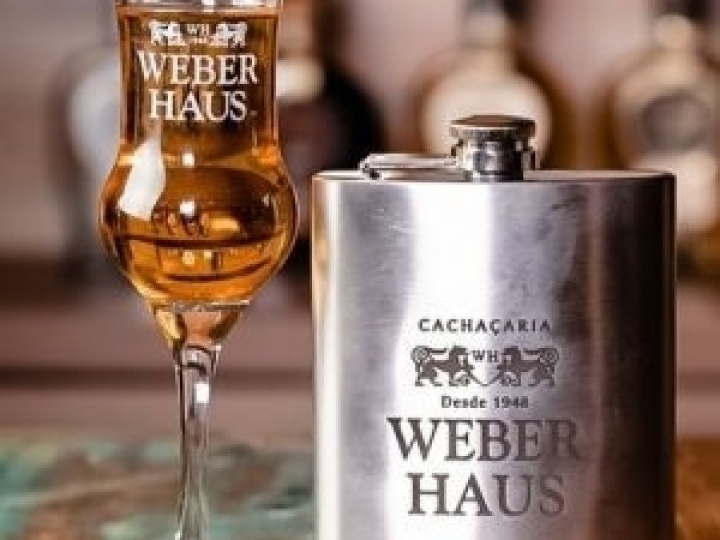 Cachaçaria premiada mais de 150 vezes participa de feira de negócios 