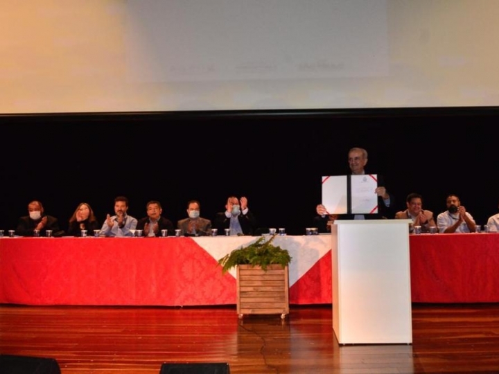 Secretário de Agricultura e Abastecimento faz lançamento do livro Cachaça SP em Pirassununga 