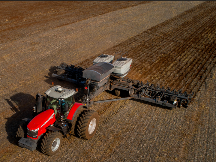 Trabalho de campo avalia desempenho de máquinas agrícolas em diferentes práticas de cultivo 