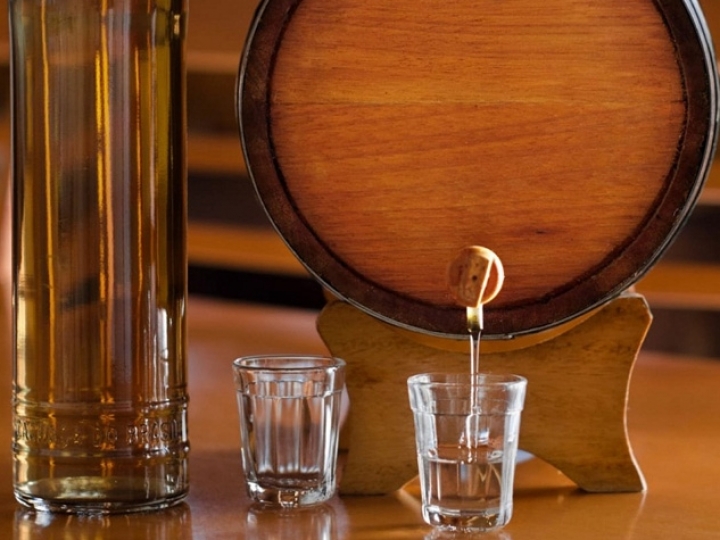 Secretaria de Agricultura lança livro sobre as cachaças de alambique 