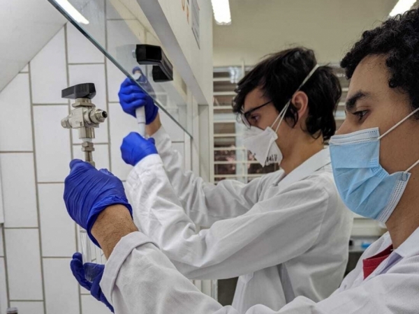 Método permite converter gás metano em metanol líquido com menor gasto energético Estratégia testada na UFSCar possibilita que a transformação ocorra em condição ambiente de temperatura e pressão, o que pode viabilizar, no futuro, o uso desse gás de efeit