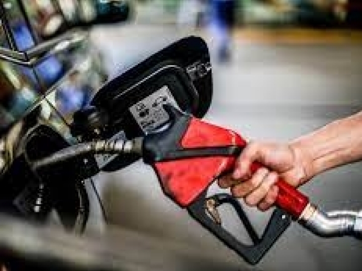 Após última redução nas refinarias, preço da gasolina cai 0,47% nas bombas e registra a média de R$ 5,72