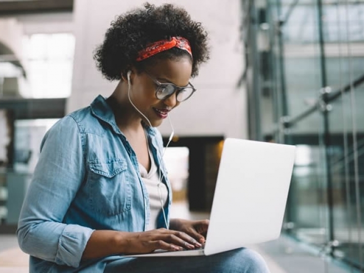 Programa Embraer Social Tech abre 1.000 vagas para capacitação de pessoas negras na área de tecnologia