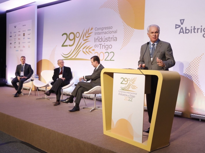 Trigo é o maior desafio do Brasil, declara Ministro da Agricultura no Congresso da Abitrigo