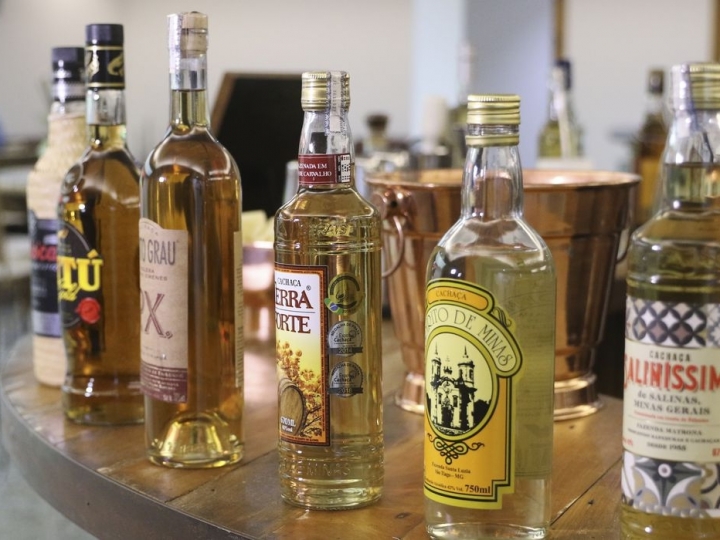 Brasil tem 611 municípios com pelo menos uma cachaçaria registrada, aponta anuário