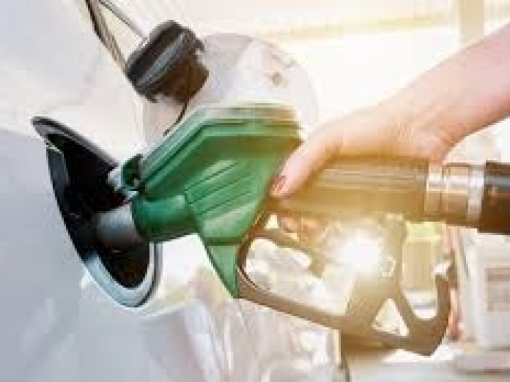 Após último reajuste nas refinarias, preço da gasolina cai 2,44% e inicia outubro a R$ 5,20