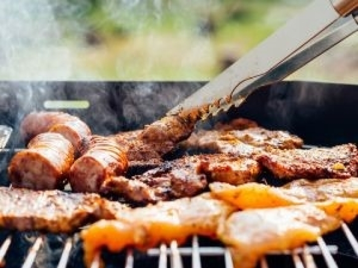 Verão: descubra quais são os estilos de cerveja que mais combinam com diferentes carnes servidas no churrasco e acompanhamentos