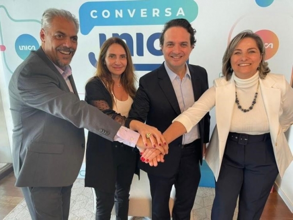 Paulo Montabone, Cláudia Toniello, Evandro Gussi e Rosana Amadeu durante a posse do presidente de honra da 29ª edição da FENASUCRO & AGROCANA. Foto: Divulgação