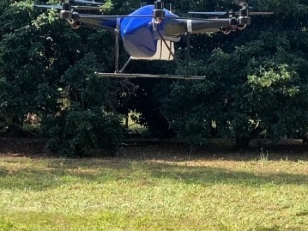 Tecnologia nacional, desenvolvida com apoio do PIPE-FAPESP, permite a pulverização tanto em áreas extensas como em focos pontuais, poupando tempo e insumos, além de reduzir custos e impactos ambientais (Foto: Divulgação/Model Works) 