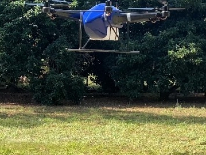 Drone para pulverização agrícola conta com sistema de reabastecimento automatizado 