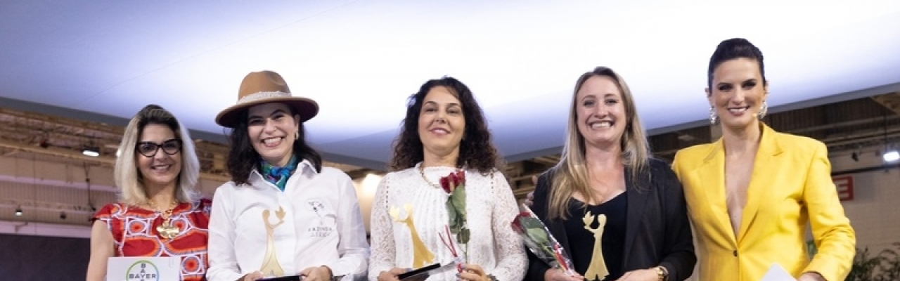 As vencedoras da categoria Pequena Propriedade no Prêmio Mulheres do Agro 2023. Da esq. para dir.: Sergina Dantas (Sebrae-RN), Rossana Aboud (2º lugar), Ana Paula Curiacos (1º lugar), Alessandra Barth (3º lugar) e a mestre de cerimônias Pryscilla Paiva