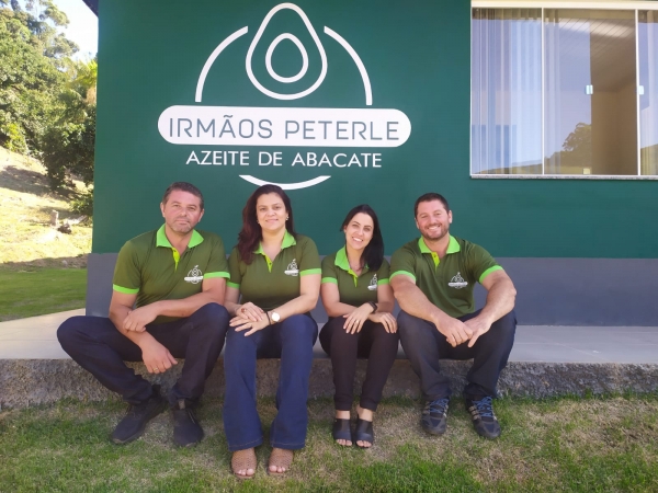 Irmãos Peterle com as esposas: parceria com empresa de sabonete