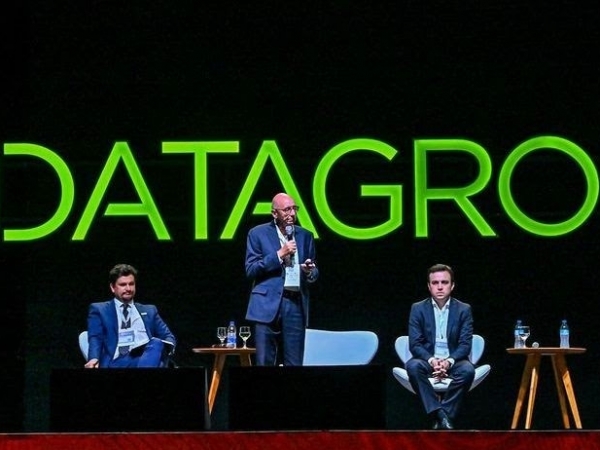 Plínio Nastari (em pé), presidente da Datagro, apresentou as principais estimativas para a nova safra da cana