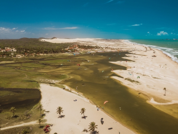 Foto de alto ângulo da lagoa do Cauípe, perto de Cumbuco e Fortaleza, Nordeste do Brasil. Foto: Freepik