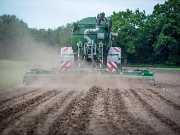 Adubação mecânica do solo com o uso de fertilizantes  (Foto: Wolfgang Ehrecke/Pixabay)