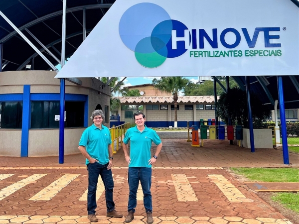Roberto Martins e Renato Benatti, sócios da Hinove Fertilizantes , na unidade de Guará-SP (Foto: Divulgaão/Hinove)