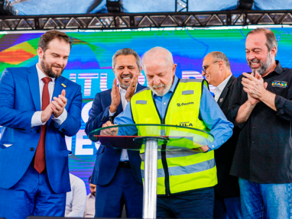 Dário Durigan, governador Eumano de Freitas, Lula e Alexandre Silveira durante sanção de marco do hidrogênio, em agosto de 2024, no Porto do Pecém no Ceará. Foto: Ricardo Stuckert/PR