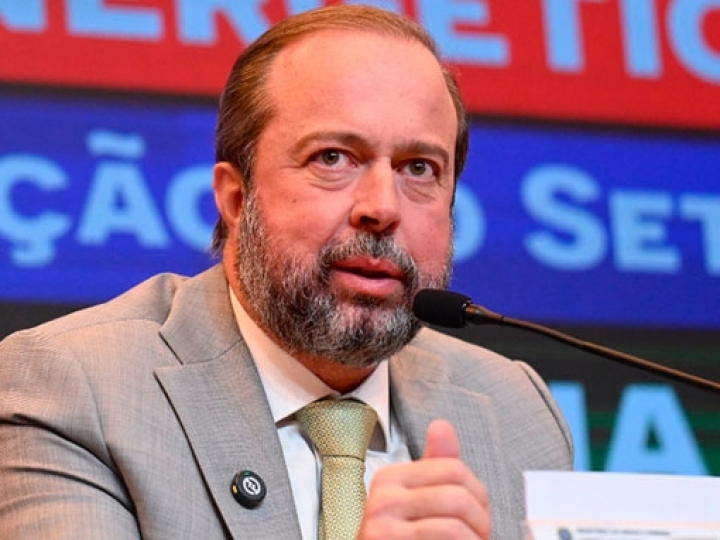 Enquanto houver demanda, Brasil produzirá petróleo, diz Silveira no G20