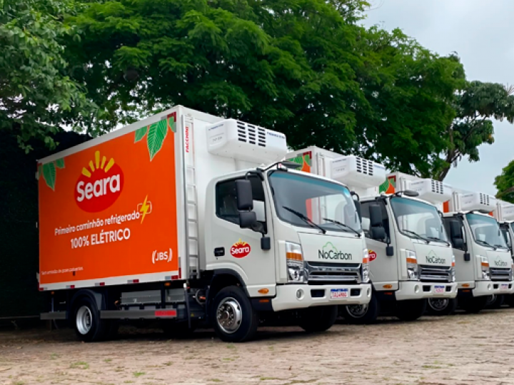 JBS multiplica por 7 frota de caminhões elétricos e evita emissão de 5,2 mil toneladas de CO₂